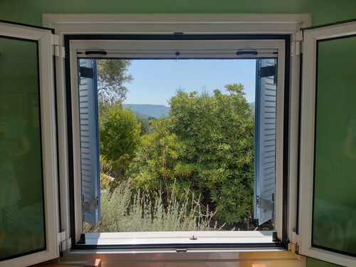 Perfect Gialova location. Double room 3 mins car / 15 mins walk to the beach. 