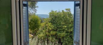 Perfect Gialova location. Double room 3 mins car / 15 mins walk to the beach. 