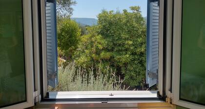 Perfect Gialova location. Double room 3 mins car / 15 mins walk to the beach.