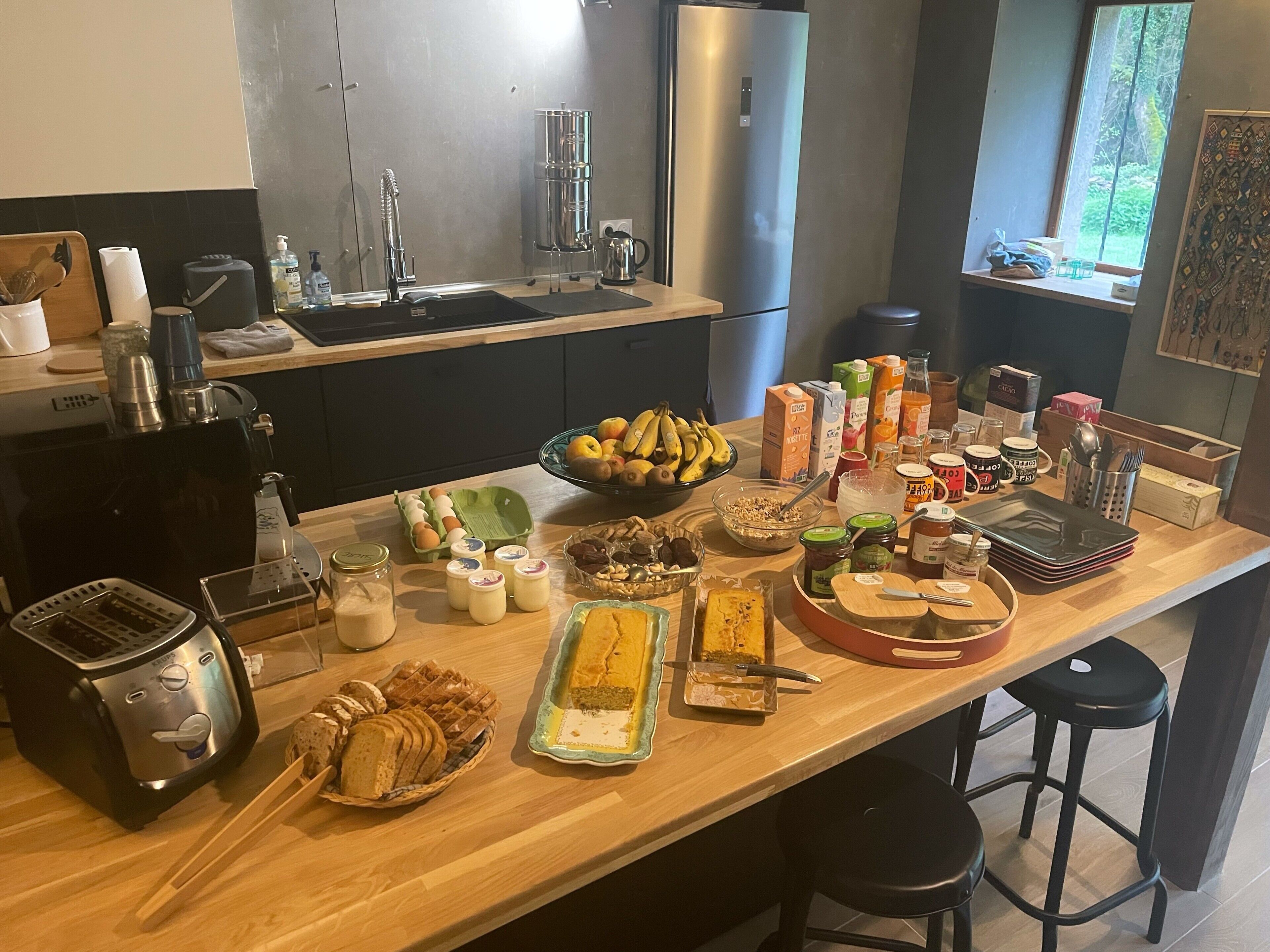 Een koelkast, een oven, een kookplaat, een vaatwasser