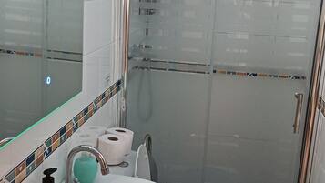 Ducha, secador de pelo y toallas