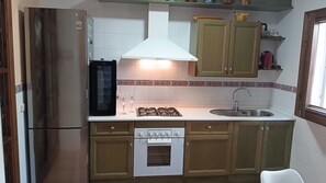 Coffee/tea maker, fridge, microwave, oven