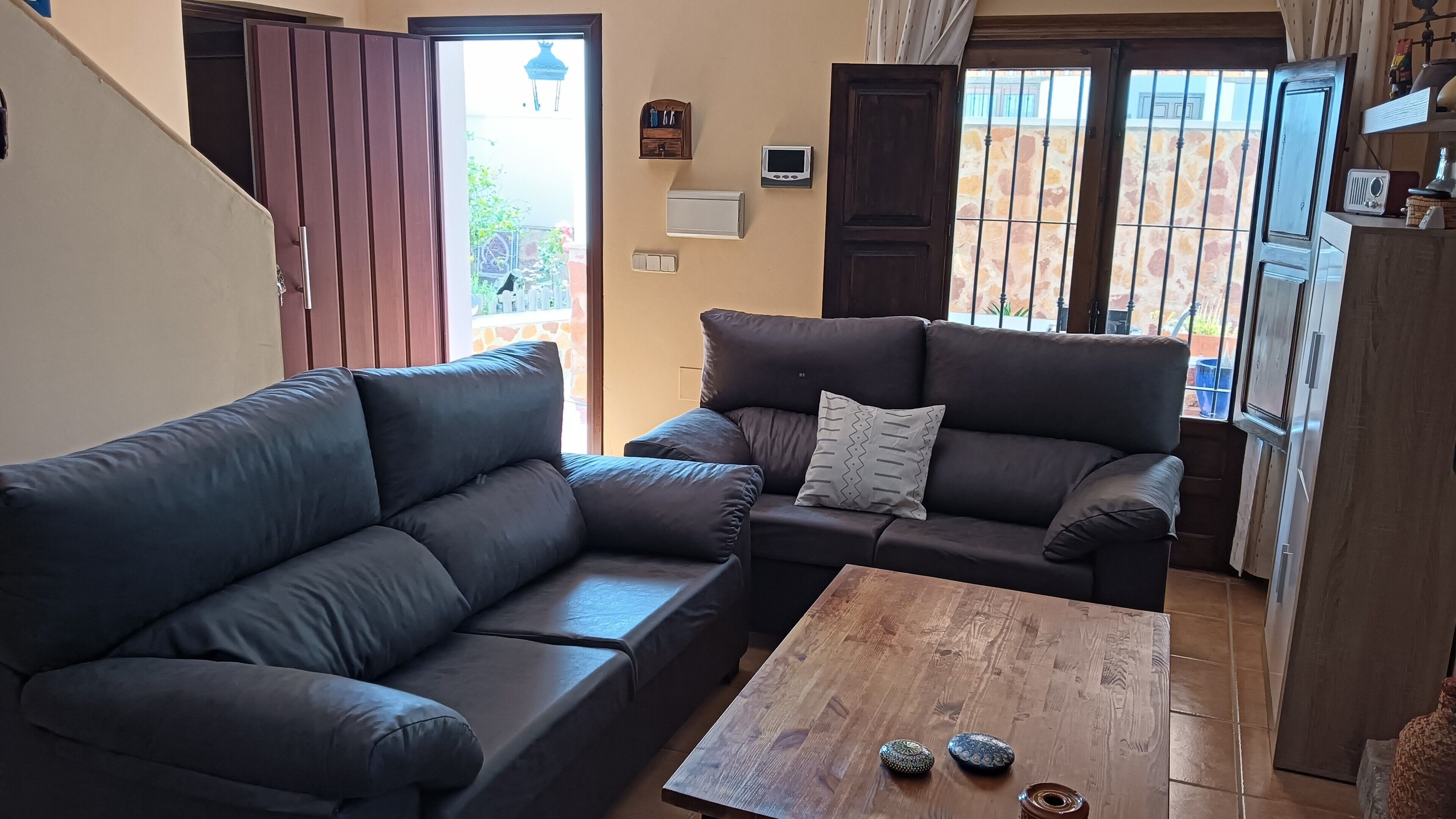 Una televisión, una chimenea, una mesa de tenis de mesa