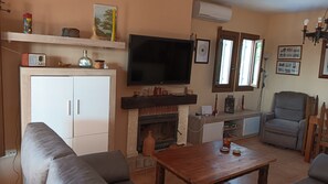 Una televisión, una chimenea, una mesa de tenis de mesa