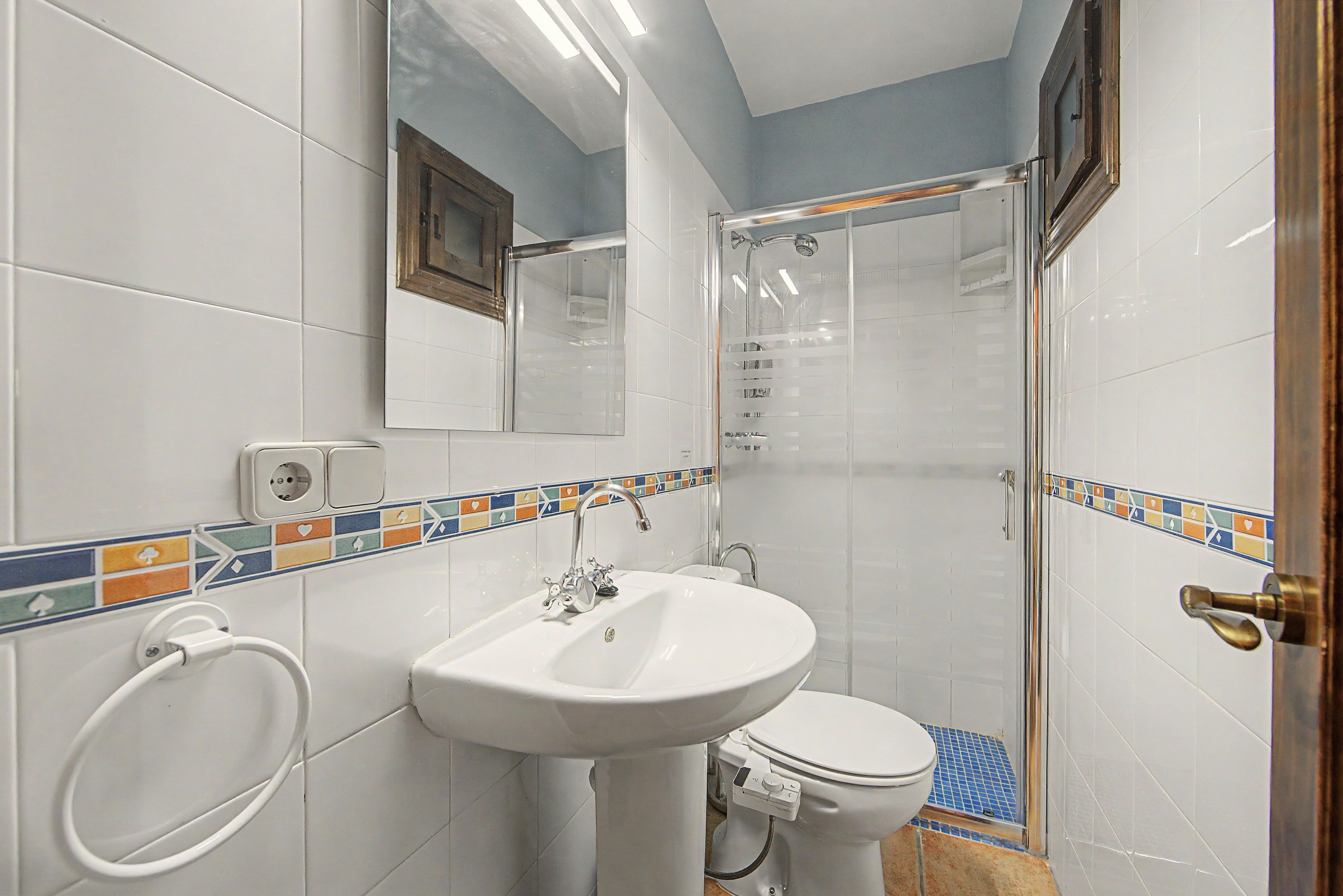 Ein Badezimmer mit Dusche, Toilette und Waschbecken.