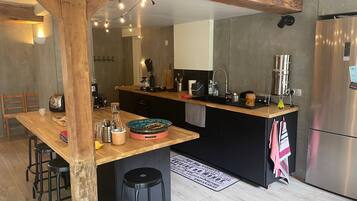 Fridge, oven, stovetop, dishwasher