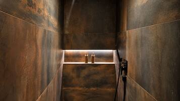 Sursee Crystal Luxury Suite (Privat-Spa mit Whirlpool und finnischer Sauna) | Badezimmer