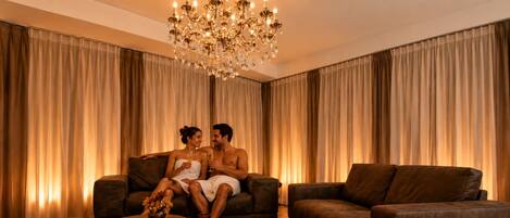 Sursee Crystal Luxury Suite (Private spa with whirlpool and Finnish sauna) | Coin séjour | Télévision LED de 65 pouces avec chaînes numériques