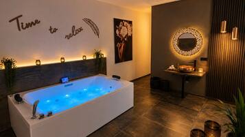 Luxury-Suite, Blick auf den Innenhof | Badezimmer
