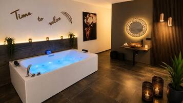 Suite | Kamar mandi | Bathtub dan shower terpisah dan bathtub dengan aliran air