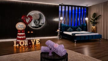 Luxe suite | Woonruimte | Een 65-inch ledtelevisie met digitale zenders en streamingdiensten