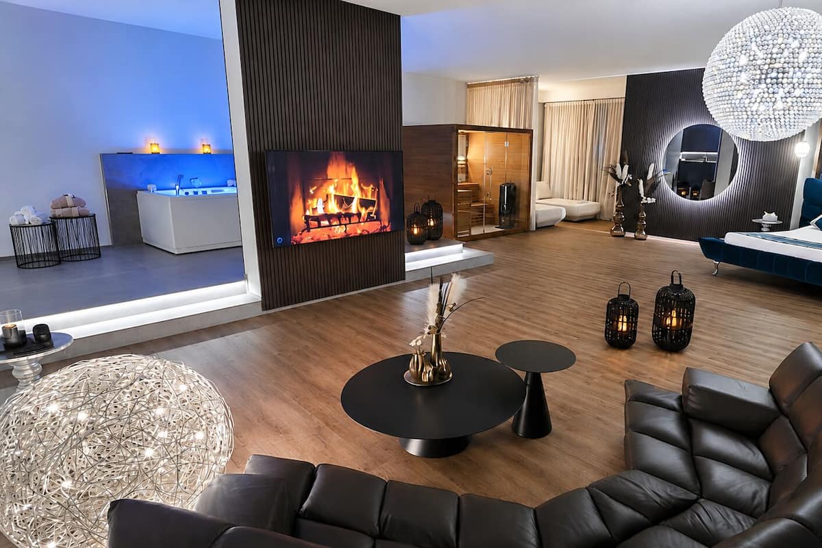 Sursee Diamond Luxury Suite (Private spa with whirlpool and Finnish sauna) | Área de sala de estar | Televisión LED de 65 pulgadas con canales digitales