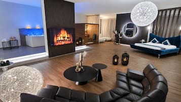 Suite | Woonruimte | Een 77-inch ledtelevisie met digitale zenders en streamingdiensten