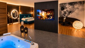 A modern bathroom with a bathtub, a vanity, and a mirror. - Privat Relax-Spa Sursee / Luzern mit Whirlpool und Sauna (Schenkon)