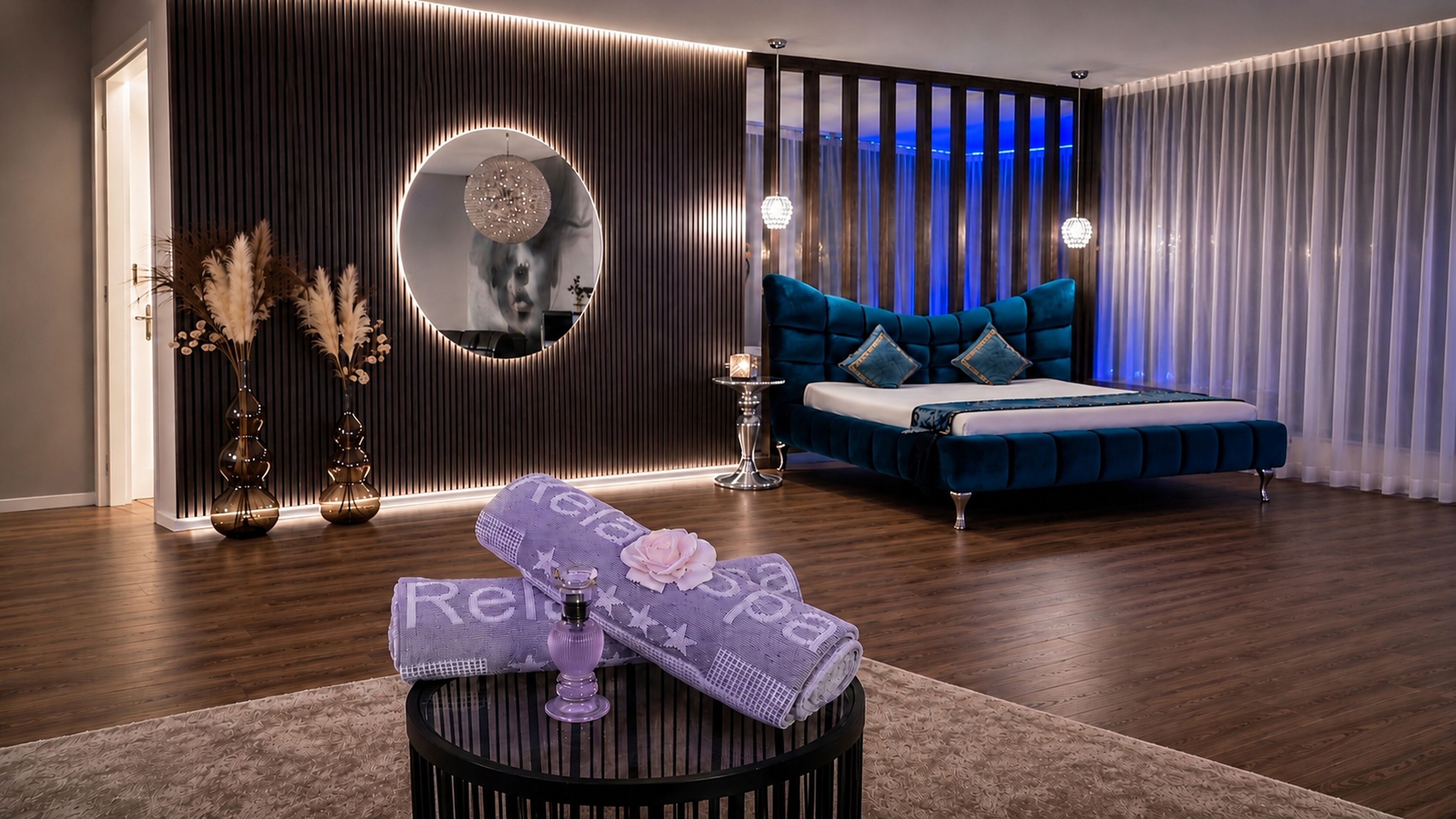 Un dormitorio moderno con cama, espejo redondo, mesita de noche y alfombra decorativa.