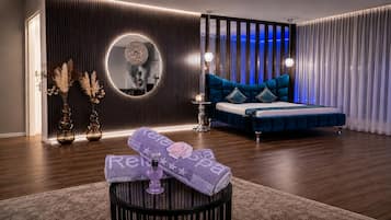 Un dormitorio moderno con cama, espejo redondo, mesita de noche y alfombra decorativa.