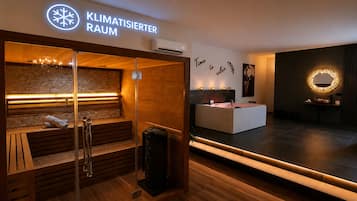 Ein moderner Wellnessraum mit Sauna, einer Rezeption und einem wandmontierten Spiegel.