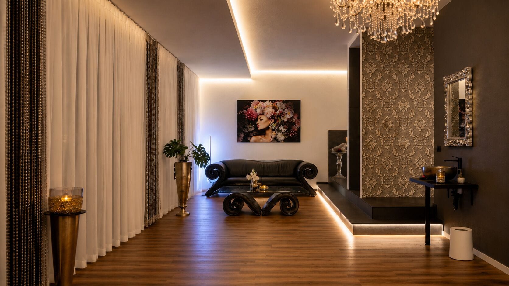 Suite | Woonruimte | Een 65-inch ledtelevisie met digitale zenders en streamingdiensten