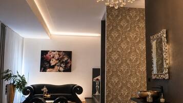 Luxury-Suite | Wohnbereich | 77-Zoll-LED-Fernseher mit Digitalempfang, Streaming-Dienste