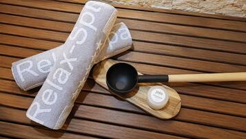 Une table en bois sur laquelle se trouvent un bol noir, une cuillère en bois et un récipient contenant des « joils », le tout posé sur un plateau en bois.