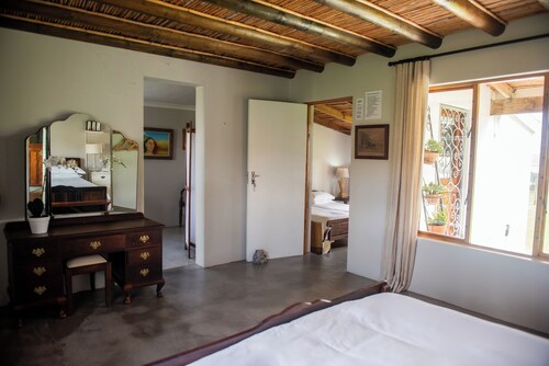 Karakul  4-bedroom cottage with views in charming Stanford