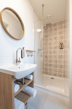 Een douche, een haardroger, handdoeken, zeep