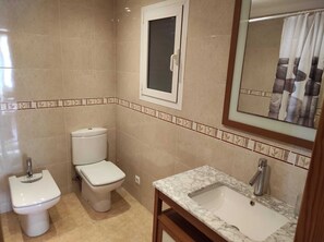 Douche, sèche-cheveux, bidet, serviettes fournies