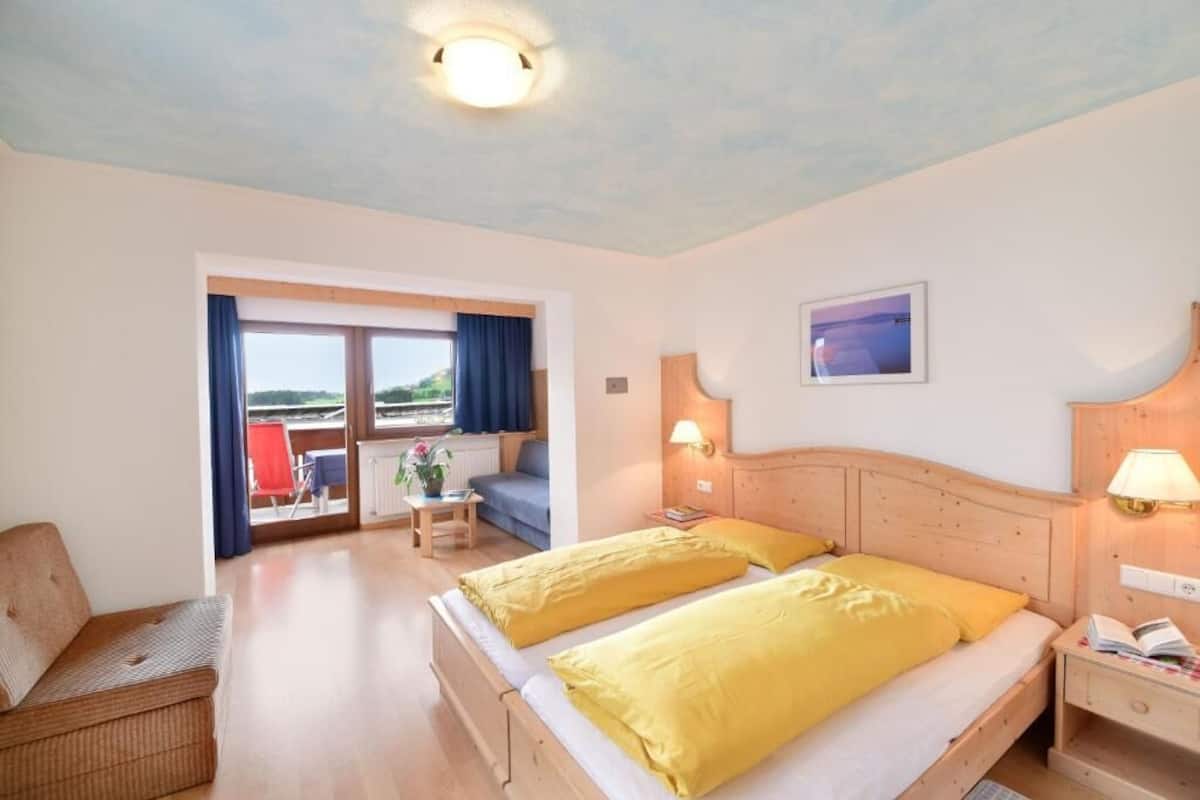 Habitación doble superior, balcón, vistas a la montaña | Caja fuerte, escritorio, espacio para trabajar con un portátil