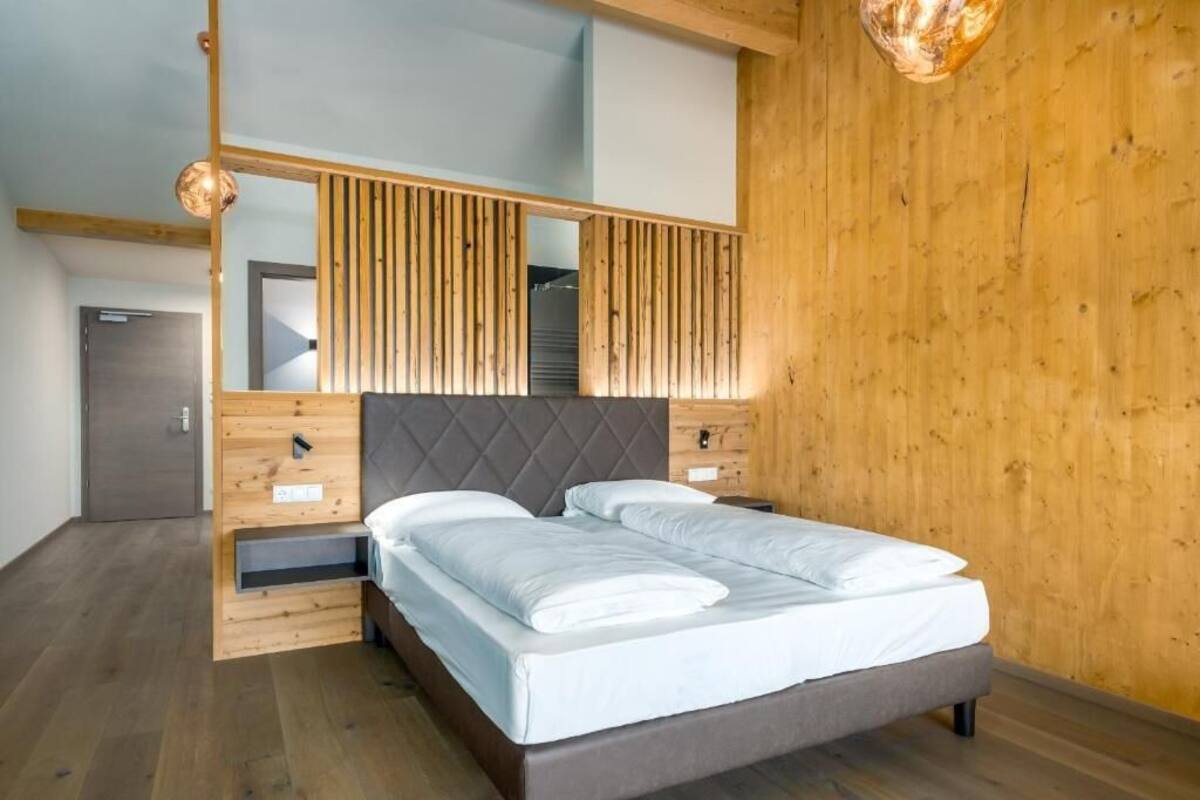 Suite junior, balcón, vistas a la montaña | Caja fuerte, escritorio, espacio para trabajar con un portátil