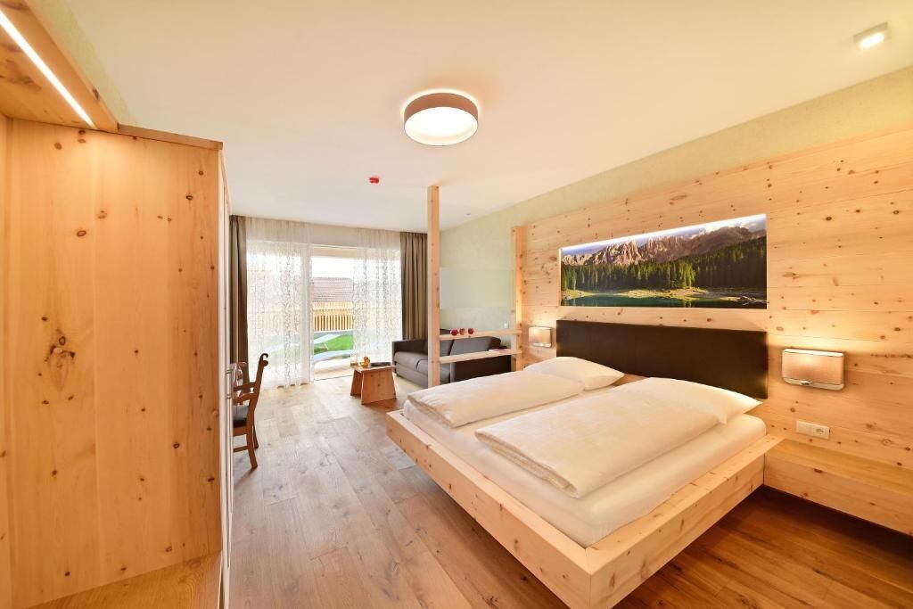 Deluxe-Vierbettzimmer | Zimmersafe, Schreibtisch, laptopgeeigneter Arbeitsplatz