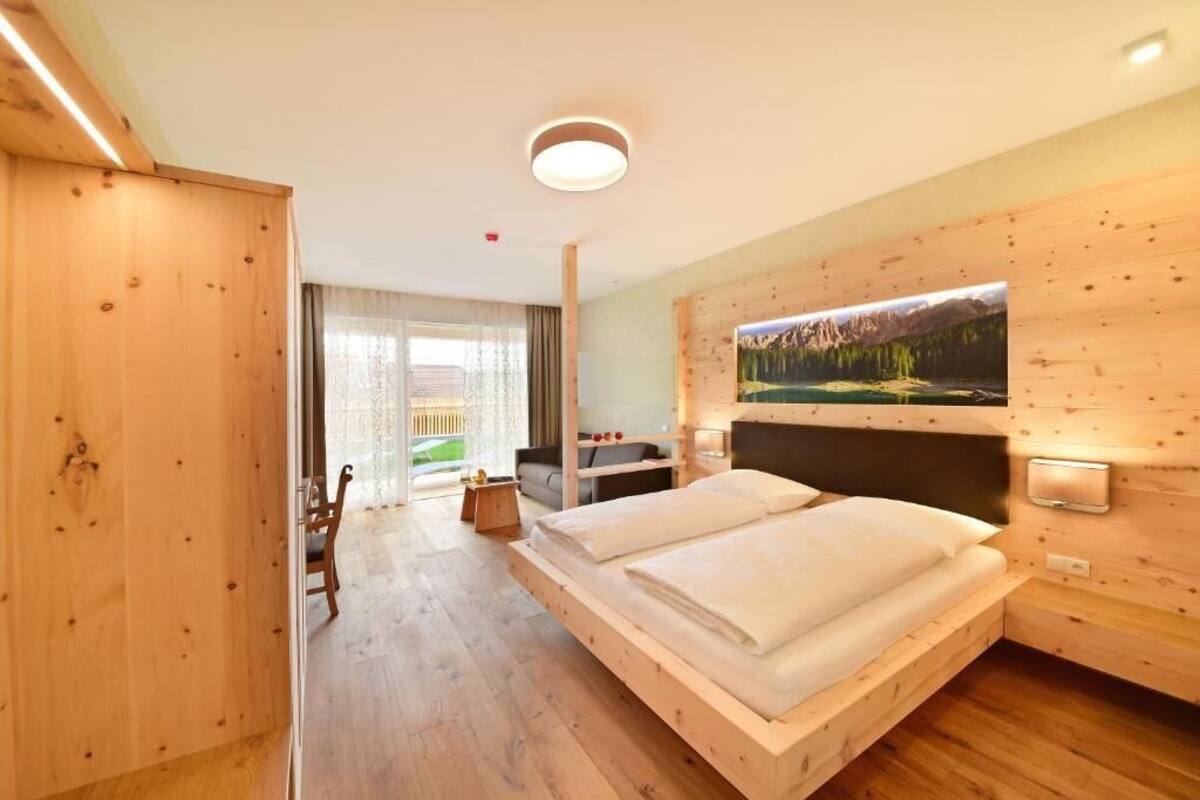 Habitación cuádruple Deluxe | Caja fuerte, escritorio, espacio para trabajar con un portátil