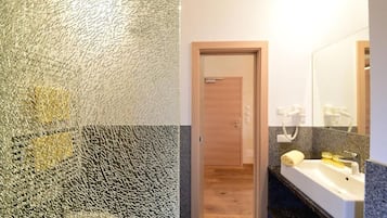 Deluxe-Vierbettzimmer | Badezimmer