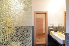 Deluxe-Vierbettzimmer | Badezimmer | Dusche, Haartrockner, Handtücher, Seife