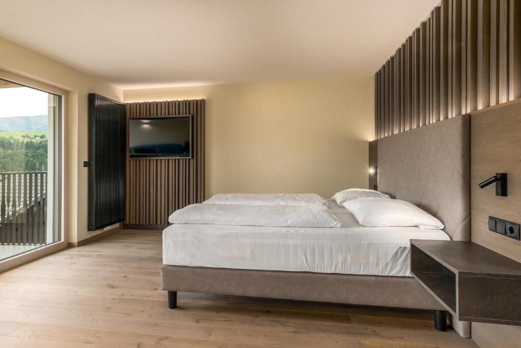 Deluxe-Doppelzimmer, Balkon, Bergblick | Zimmersafe, Schreibtisch, laptopgeeigneter Arbeitsplatz