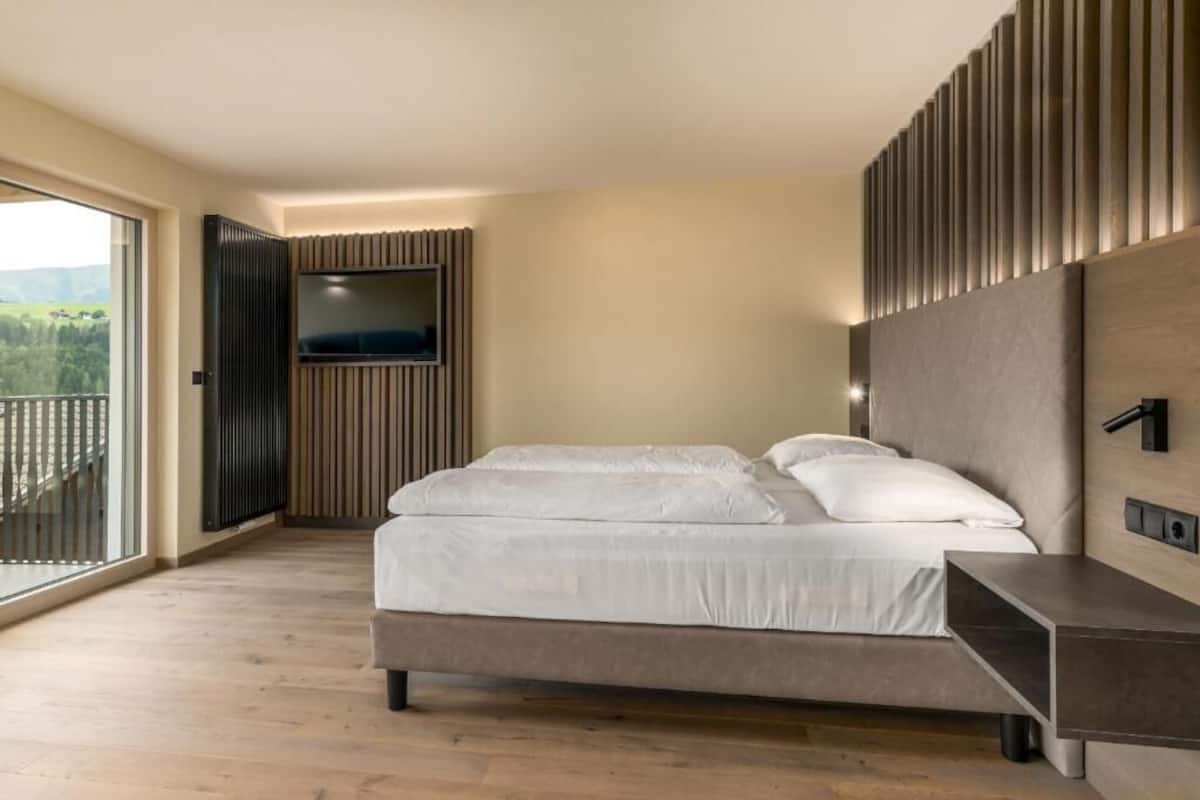 Habitación Deluxe doble, balcón, vistas a la montaña | Caja fuerte, escritorio, espacio para trabajar con un portátil