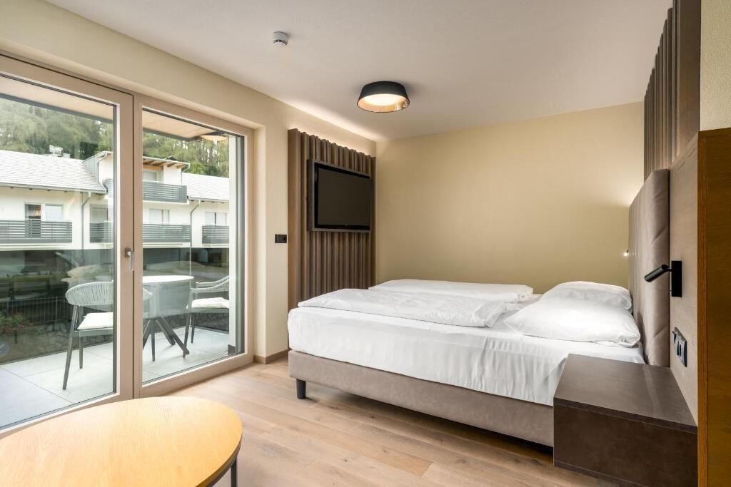 Standard-Doppelzimmer | Zimmersafe, Schreibtisch, laptopgeeigneter Arbeitsplatz