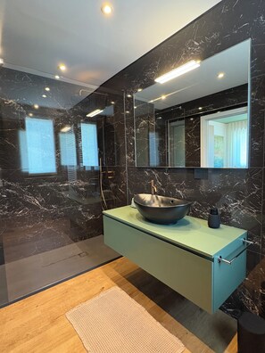 Douche, sèche-cheveux, bidet, serviettes fournies