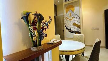 Apartemen Deluks, balkon, pemandangan kota | Tempat makan