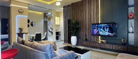 Departamento Deluxe, balcón, vista a la ciudad | Área de sala de estar