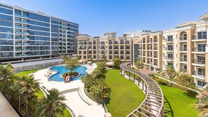 Um hotel com piscina, várias varandas e um complexo de edifícios moderno.