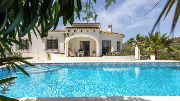 A house with a swimming pool, a covered patio, and a view of the surrounding landscape. - PALMERAS DEL MAR Villa by Abahana Villas (Teulada)