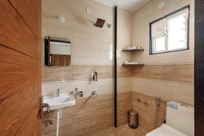 Apartamento superior, sacada, vista para a cidade | Banheiro | Produtos de toalete grátis, secador de cabelo (mediante solicitação)