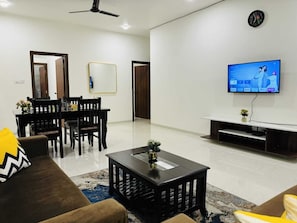 Departamento superior, 1 habitación, balcón, vista a la ciudad | Área de sala de estar | Televisión LED de 32 pulgadas con canales digitales