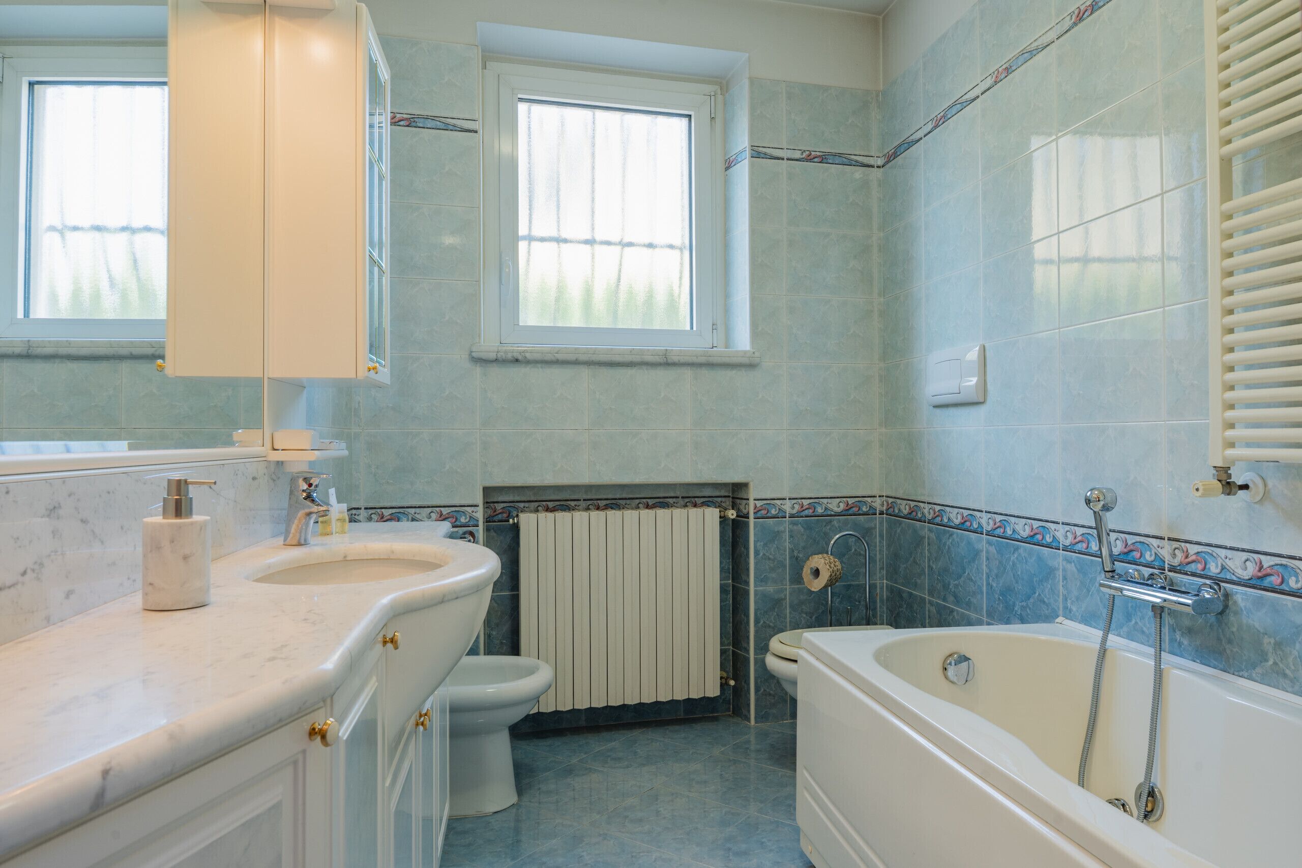 Une salle de bain avec une baignoire, des toilettes et un lavabo.