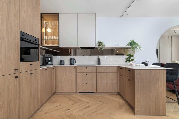 Coffee/tea maker, fridge, microwave, oven
