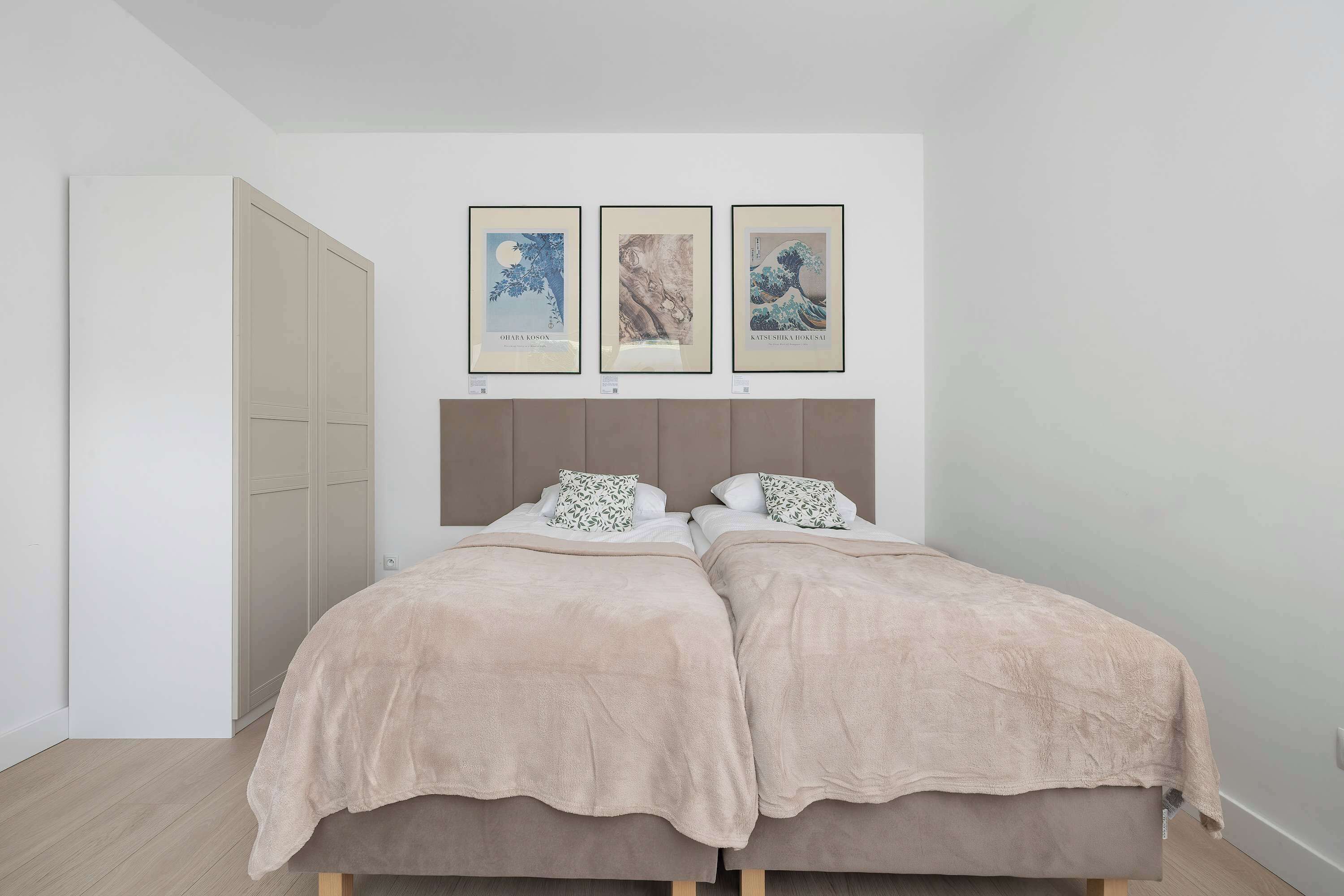 2 chambres, bureau, fer et planche à repasser, lit de bébé portatif
