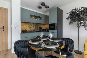 Eine moderne Küche mit integriertem Mikrowellenherd, einer Kaffeemaschine und einer dekorativen Spritzschutzwand.