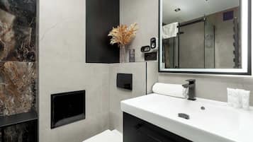 Douche, sèche-cheveux, serviettes fournies, shampoing