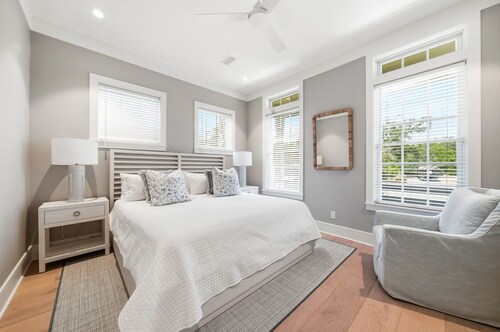 New Oceanfront Jekyll Home • Beach Boardwalk • Fireplace Porch