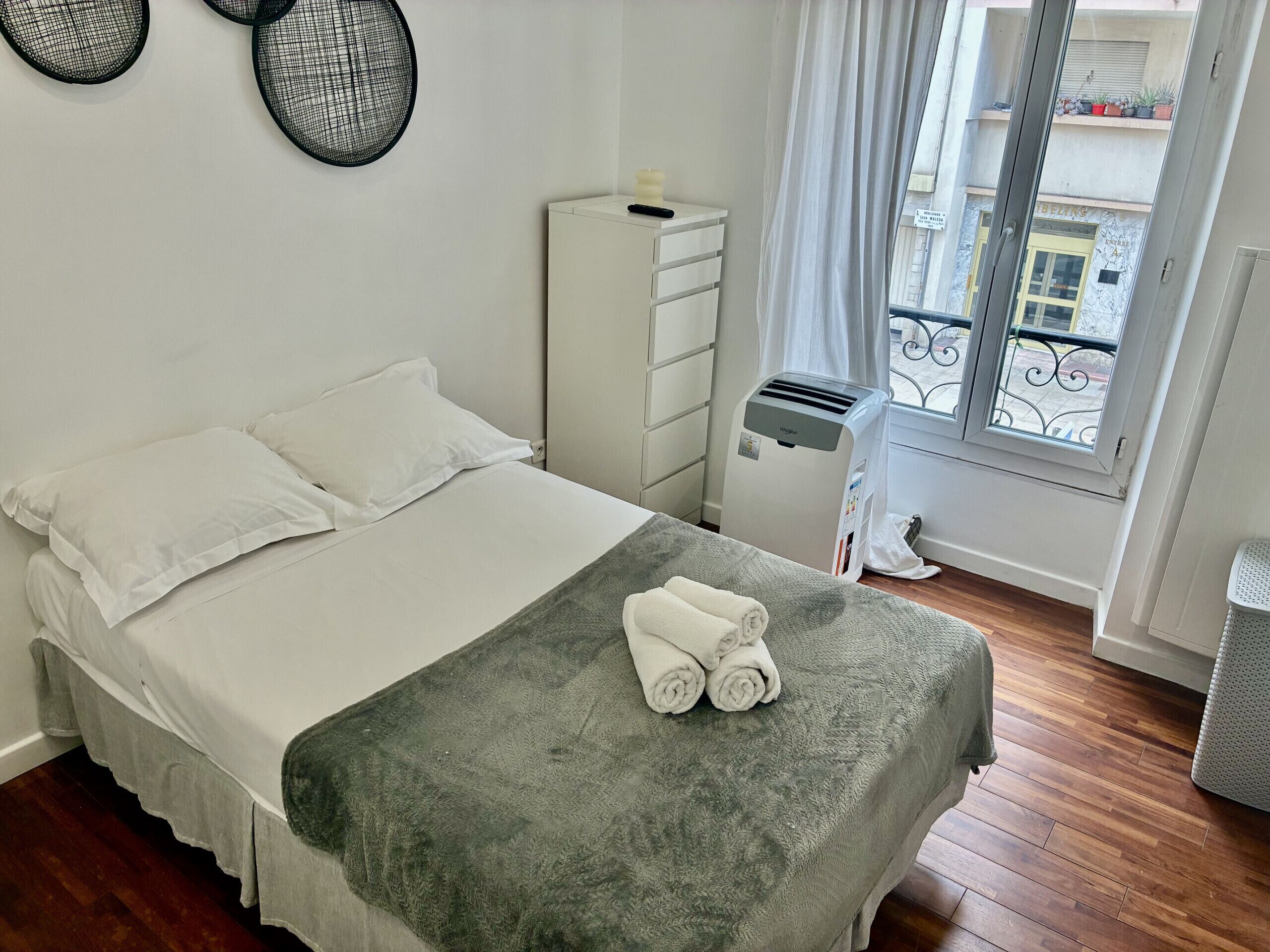 1 habitación, tabla de planchar con plancha, wifi gratis y ropa de cama 